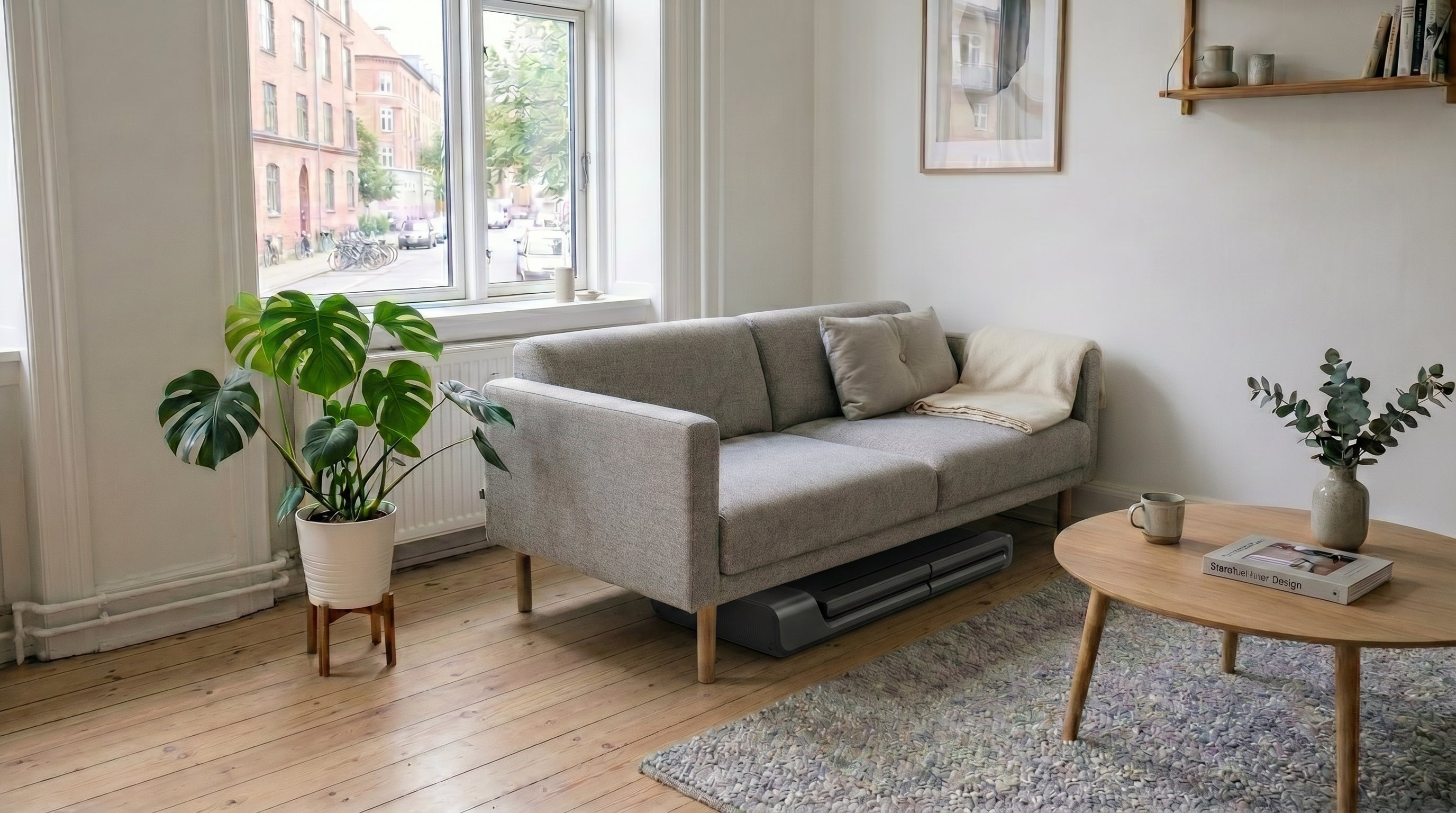 Sala de estar minimalista de um apartamento, com espaço para uma passadeira dobrável